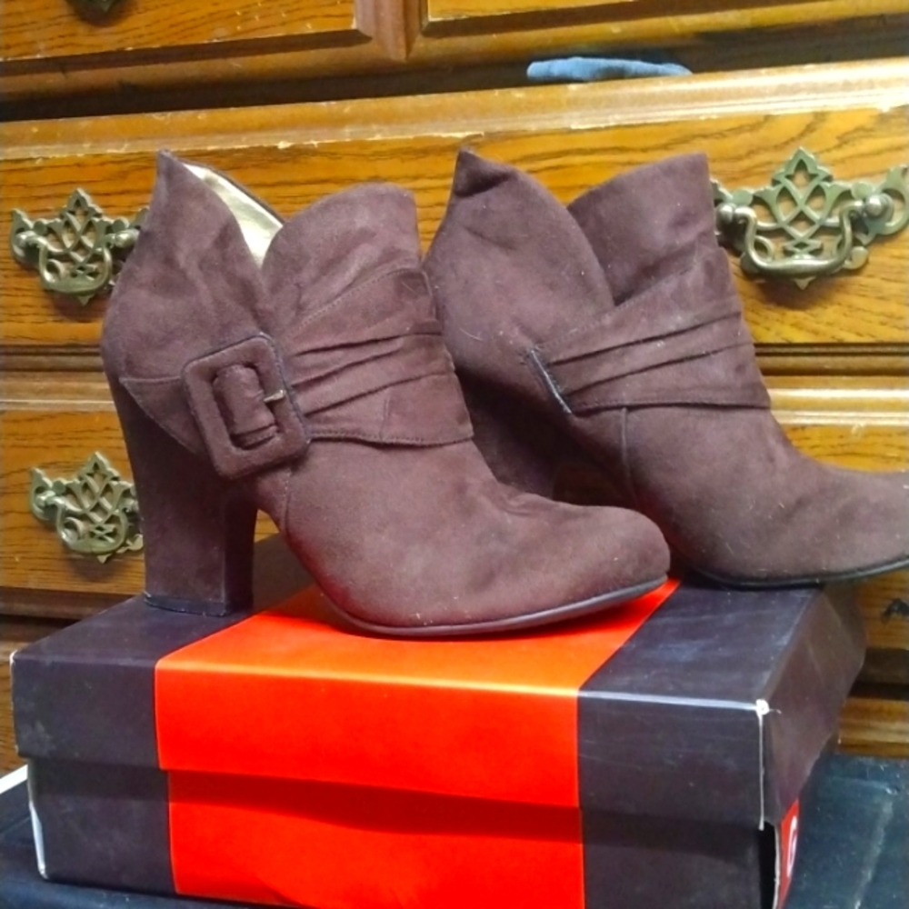 American Eagle brown low cut high hill Boots - Picture 1 of 3